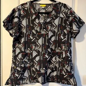 WonderWink Black and White Geometric Scrub Top